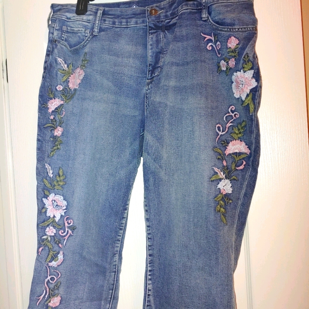 St. John's Bay Blue Floral Embroidered Capris